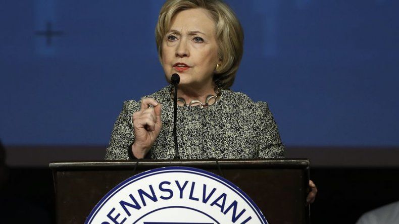 Clinton golpea a Sanders con tema de control de armas