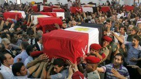 Egipto entierra a 16 soldados muertos en ataque islamista