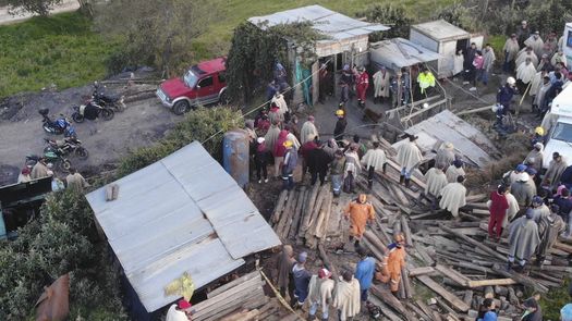 Equipos de rescate y lugareños buscaban a nueve mineros atrapados después de un deslizamiento de tierra en una mina de carbón