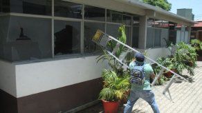 Grupo de maestros disidentes destruyen oficinas del PRI en el sur de México