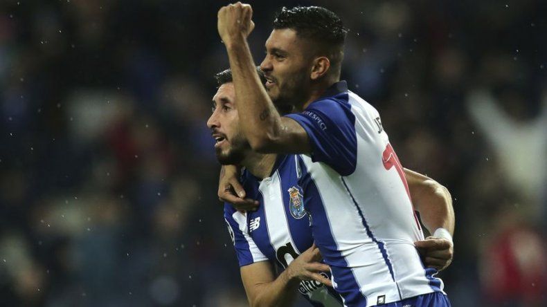Goles mexicanos dan triunfo a Porto en la Champions