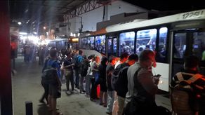 Largas filas en paradas de autobuses en La Chorrera, ante el paro de transportistas.