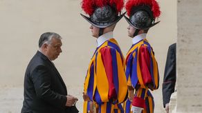 La visita de Orban al Vaticano era su primer viaje al extranjero desde que él y su partido conservador Fidesz ganaron las elecciones nacionales del 3 de abril en Hungría.