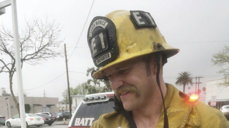 Bomberos de California reaniman a un perro tras incendio