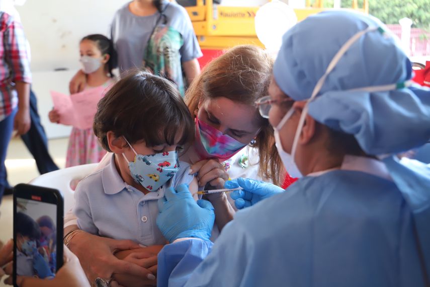 La cobertura en la población mayor de 5 años es de 87.6% con una primera dosis de la vacuna; y con una segunda dosis el 78.3%.