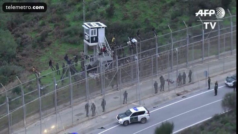 Marruecos arresta 300 subsaharianos tras el asalto masivo a valla de Ceuta