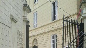 Con sus rostros cubiertos institutores salen a protestar en Calle Estudiante