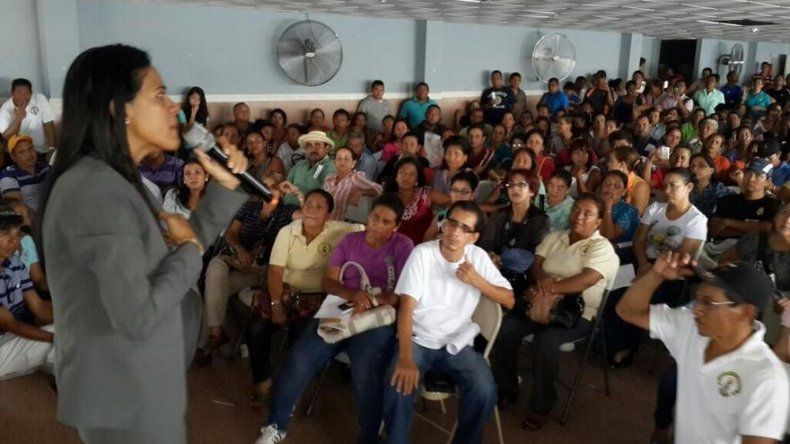 Gremios exigen a ministra de Educación buscar fórmula para el aumento