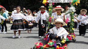 Medellín florece con el desfile de niños silleteros en inicio de feria