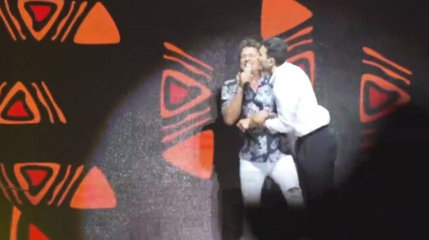 Sebastián Yatra le da un beso en la mejilla a Carlos Vives, tras sorprenderlo en concierto