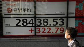 Las acciones cerraron mayormente al alza en Wall Street luego que las actas de la reunión más reciente sobre política de la Reserva Federal mostraron que los funcionarios del banco central acordaron que aumentos menores de tasas probablemente serán apropiados “pronto”.