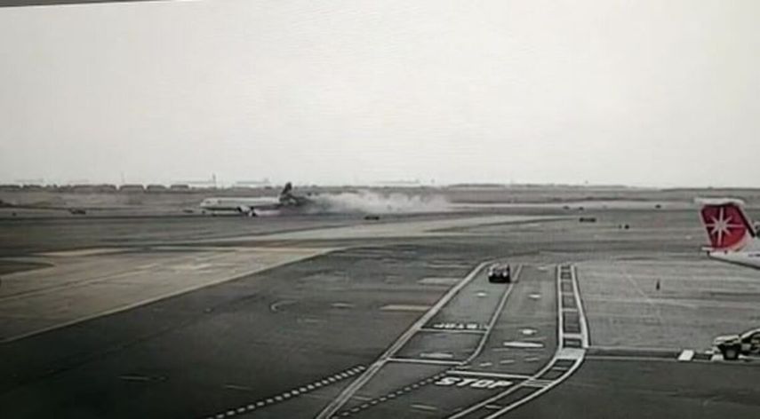 Dos bomberos muertos tras chocar su vehículo con un avión en aeropuerto de Lima