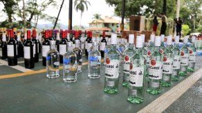 Decomisan más de 80 cajas de licor y mercancía de presunto contrabando Decomisan más de 80 cajas de licor y mercancía de presunto contrabando