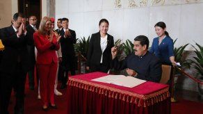 Venezuela y China firman acuerdos en visita de Maduro
