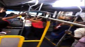 Se agarran a puños dentro de un Metro bus