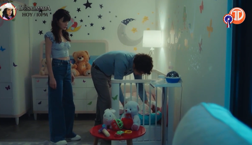 Alí Vefa presenta a Nazli su hermanita Leyla.