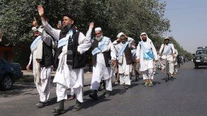Decenas de caminantes por la paz llegan a Kabul cansados de la guerra