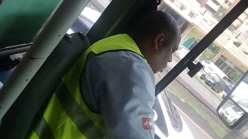 Conductor de Metro Bus es captado durmiendo mientras conducía, Mi Bus inicia investigación