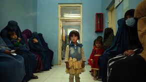 Las normas de esta convivencia entre mujeres y hombres, una de las pocas excepciones toleradas por los talibanes, resultan precisas.