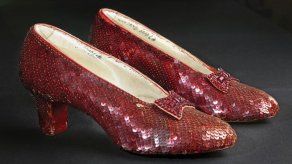 Smithsonian busca $300.000 para restaurar zapatos de Dorothy