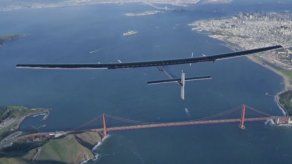 El avión Solar Impulse 2 aterriza en California tras cruzar el Pacífico