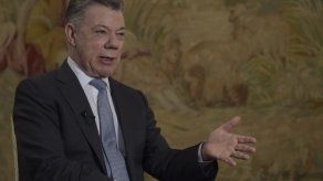 Santos deja el poder tras lograr la paz a costa de su popularidad