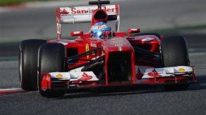 Alonso maneja su Ferrari en pretemporada
