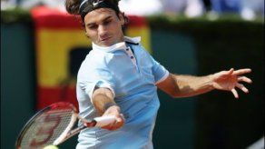 Federer apabulla a Djokovic en la final e iguala a Nadal