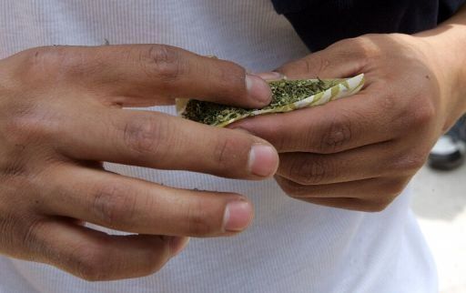 Amsterdam prohibirá marihuana en escuelas, seguirá vendiendo a turistas