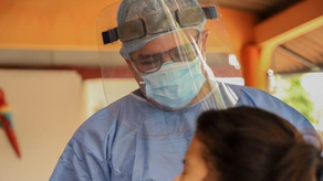 Médico de la CSS realizando pruebas de hisopados