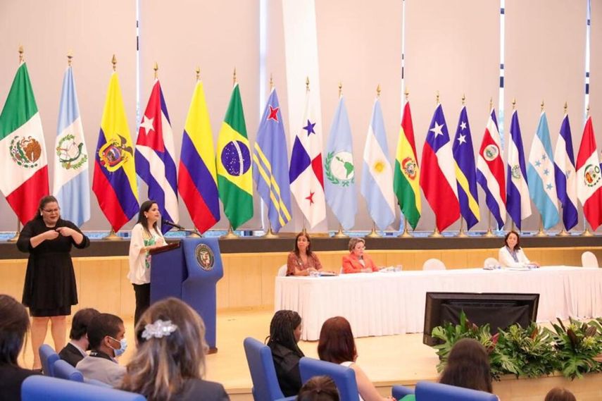 El vicepresidente José Gabriel Carrizo y la ministra María Inés Castillo entregan Reconocimiento a las Buenas Prácticas del Sello ODS a la UTP y otras organizaciones.