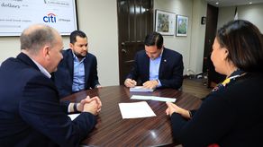 El cheque fue entregado por el presidente de AES Panamá,Miguel Bolinaga, al viceministro de Economía y Finanzas, Jorge Almengor.