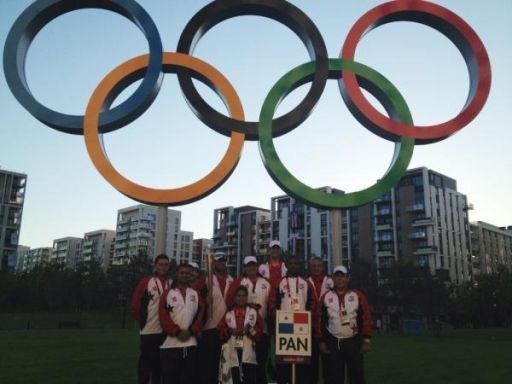 Izan la bandera panameña en la Villa Olímpica
