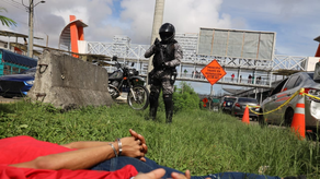Aprehenden a cuatro hombres tras robar cinco collares a un extranjero en la avenida La Amistad.