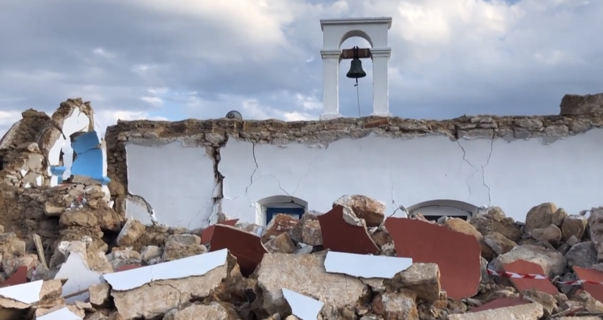 Iglesia derrumbada en isla Creta a causa del terremoto.