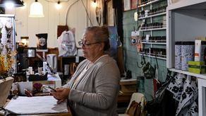 Yvonne Wellech tiene Internet en su casa, pero tan pronto como se desconecta, se acaban los dings, pings y rings de las llamadas o notificaciones de los celulares.