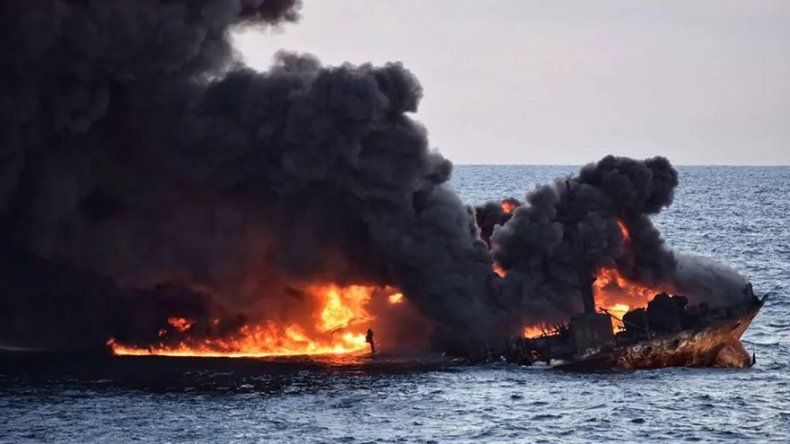 China asegura que el petrolero se ha hundido por completo tras la explosión