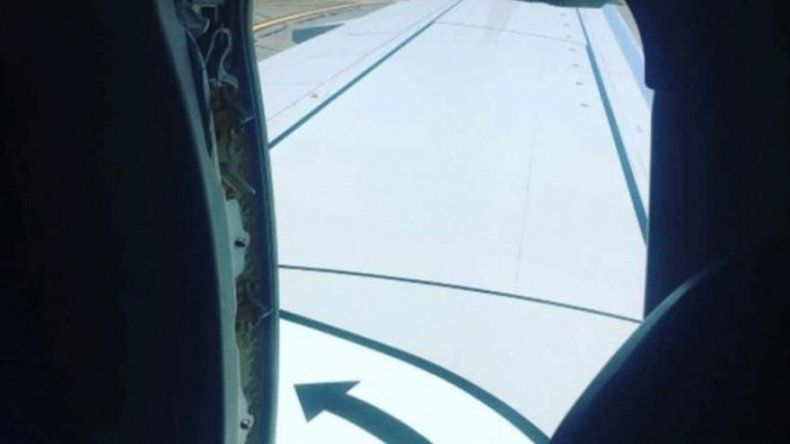 Detienen a adolescente en EEUU por bajar del avión por la salida de emergencia