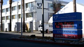 El sospechoso llevaba un suéter negro con capucha, una gorra negra y una mochila negra.