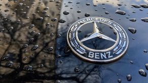 Mercedes-Benz confirmó la información en un comunicado a la AFP, diciendo que la medida se basaba en el análisis de informes aislados para ciertos vehículos.