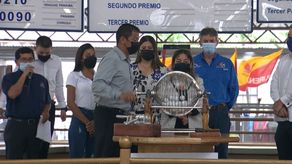 Transmisión del sorteo de la LNB de este miércoles, en el que apareció un grupo de personas con banderas del partido Molirena.