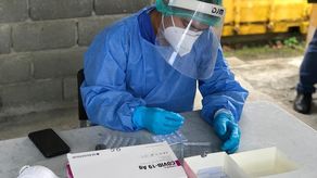 Personal de salud aplica pruebas para detectar casos positivos de covid-19.