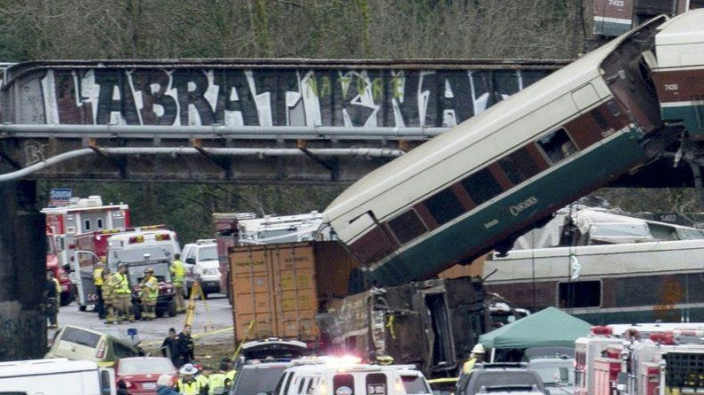 Tres muertos y un centenar de heridos por accidente ferroviario en EEUU