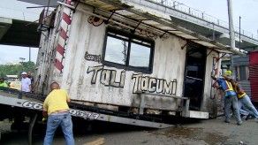 Buhoneros de San Miguelito se encadenan en rechazo a desalojo