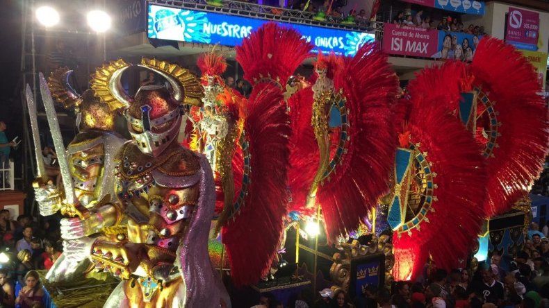 Ana Victoria Castillo en su paseo nocturno del Sábado de Carnaval
