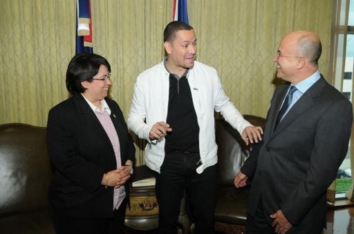 Puertorriqueño Víctor Manuelle da espaldarazo a la mujer dominicana