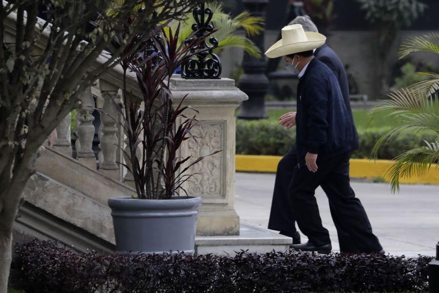 Fiscalía anticorrupción entra por 6ta vez a palacio de Perú