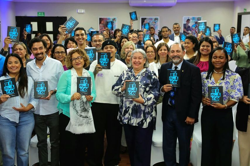 Ministerio de Desarrollo Social (MIDES) presentó este 16 de enero el libro “Há-bla-lo”. Ministerio de Desarrollo Social (MIDES) presentó este 16 de enero el libro “Há-bla-lo”.