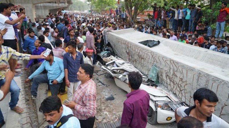 India: 16 personas mueren aplastados tras desplome de puente