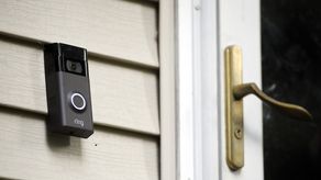 Amazon dijo en su carta que 2.161 agencias de aplicación de la ley están inscritas en la aplicación Ring’s Neighbors, un foro para que los residentes compartan videos sospechosos capturados por las cámaras de seguridad de sus hogares.